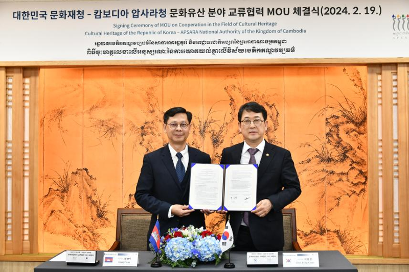 Cultural Heritage Administration Administrator Choi Eungchon (right) and Hang Peou, director general at Cambodia's APSARA National Authority, on Feb. 19 show the memorandum of understanding they signed at the National Palace Museum in Seoul's Jongno-gu District. (Cultural Heritage Administration)