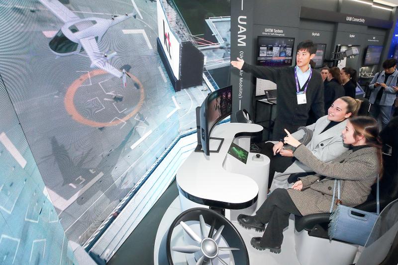 The nation has joined the Joint Statement Endorsing Principles for 6G issued by 10 countries including the U.S., France and Japan. Seen are visitors trying an urban air mobility simulation at domestic telecom giant KT's pavillion at this year's Mobile World Congress in Barcelona, Spain, which began on Feb. 26. (KT's official website)