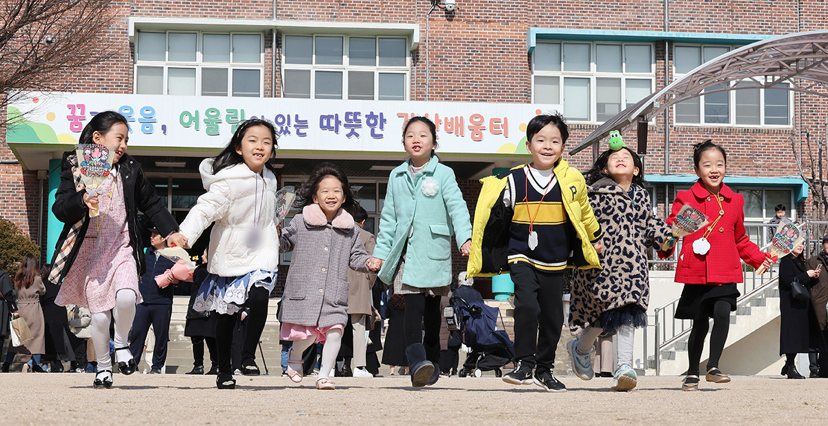 4일 오전 서울 양천구 갈산초등학교에서 열린 2024년도 입학식에서 신입생들이 친구들과 손잡고 학부모에게 달려가고 있다.