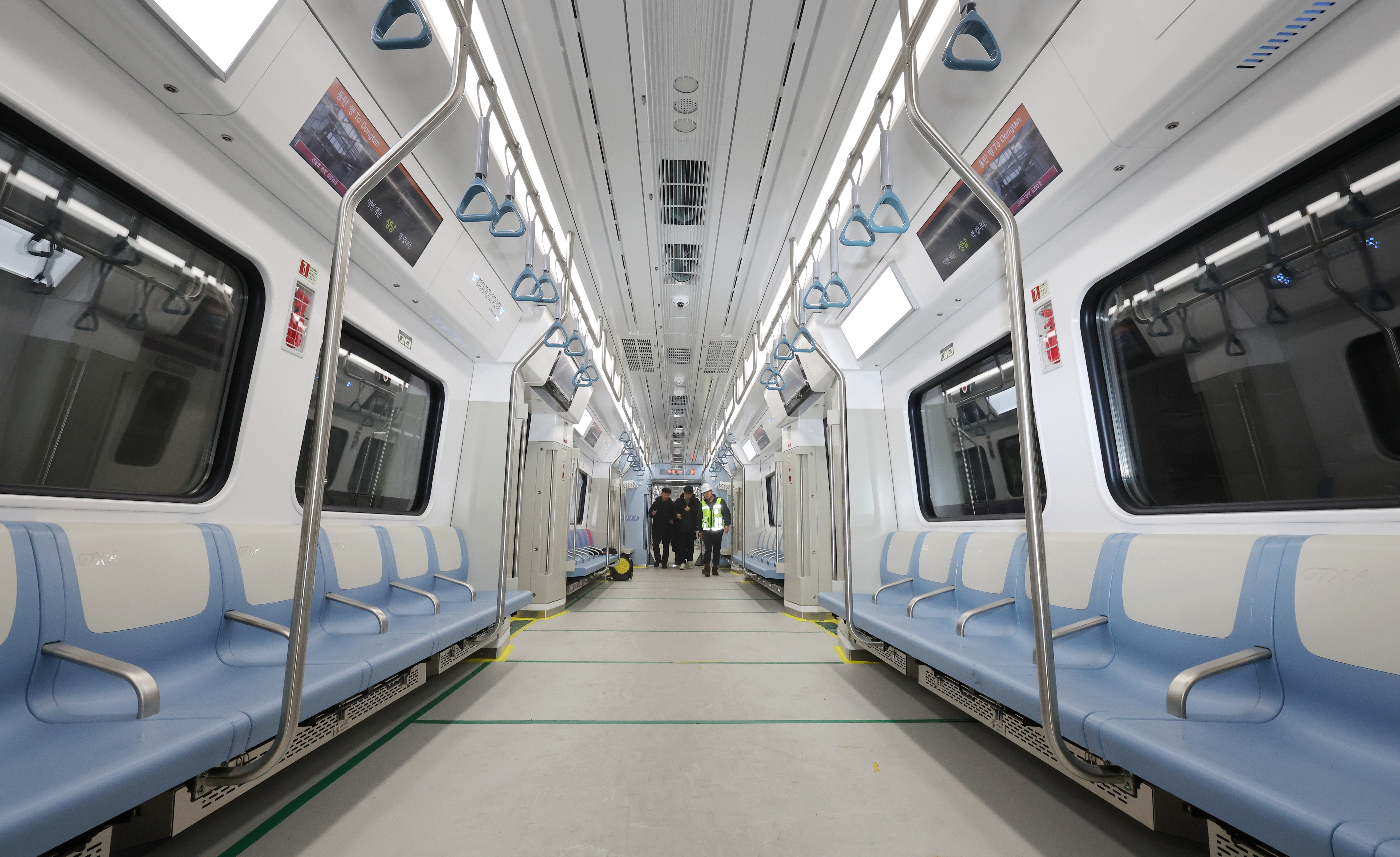 Officials on March 23 inspect a train at Suseo Station in Seoul's Gangnam-gu District at the opening ceremony for the GTX-A (Great Train eXpress) line stretching from Suseo to Dongtan Station in Dongtan-myeon Township of Hwaseong, Gyeonggi-do Province. (Yonhap News) 