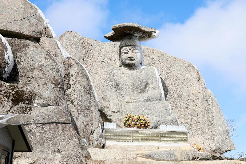 This statue of Buddha is said to grant the wish of a visitor who sincerely prays to it. 