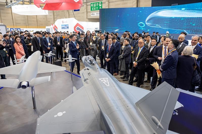Participants on March 6 see unmanned air vehicles on the opening day of this year's Drone Show Korea at the Busan Exhibition and Convention Center (BEXCO) in Busan's Haeundae-gu District. Under the theme 