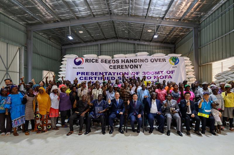 The Rural Development Administration (RDA) on March 5 handed over the first rice seeds produced under last year's project Rice Seed Production Improvement for Africa, aka RiceSPIA, to the Ghanaian government at the Ghanian branch of the Korea Partnership for Innovation of Agriculture in the African country's capital of Dawenya. (RDA)
