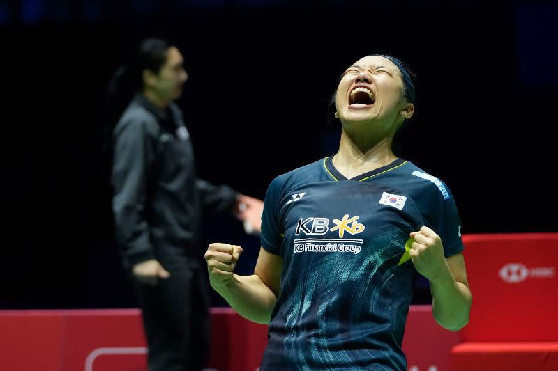 National badminton sensation An Se-young on March 10 roars with excitement after winning the women's singles title at the Yonex French Open against Japan's Akane Yamaguchi at the Porte de La Chapelle Arena in Paris. (Yonhap News)