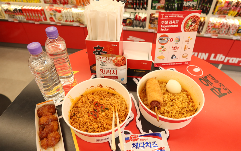 Ramyun Library allows visitors to cook ramyeon with their desired garnishes using instant cooking machines. Each table has recommended recipes attached to make the food more delicious. 