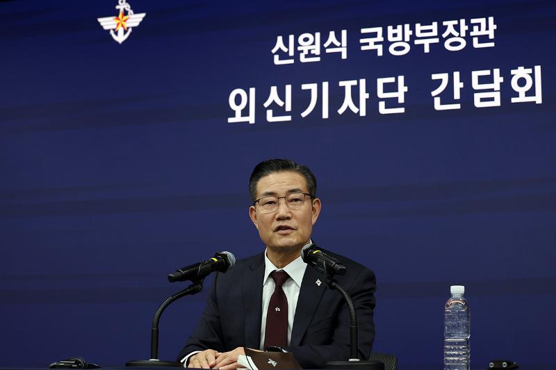 Minister of National Defense Shin Wonsik on March 18 discusses trilateral cooperation in national security with the U.S. and Japan and policy toward North Korea at a news conference with foreign correspondents at KOCIS (Korean Culture and Information Service) Center in Seoul's Jung-gu District. (Jeon Han)