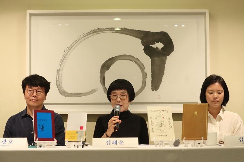 Poet Kim Hyesoon is the nation's first recipient of a National Book Critics Circle Award of the U.S. for her collection 