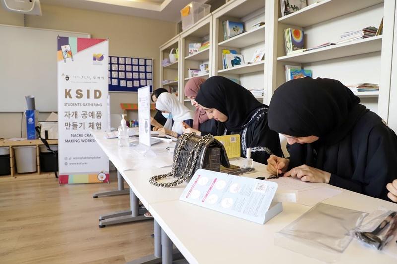 The first King Sejong Institute Center in the Middle East will open in the United Arab Emirates city of Sharjah. Shown are students making crafts in a cultural course at the Dubai branch of King Sejong Institute. (Official Facebook page of King Sejong Institute in Dubai)