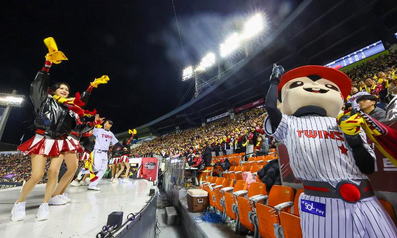 The cheerleaders, mascots and fans of the pro baseball teams Suwon KT Wiz and Seoul LG Twins on Nov. 7, 2023, cheer for their respective squads in the first round of the Korea Baseball Organization playoffs at Jamsil Baseball Stadium in Seoul. (Yonhap News) 