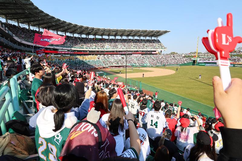Spectators on March 24 cheer at a game between the Busan Lotte Giants and Incheon SSG Landers at Incheon SSG Landers Field in Incheon's Michuhol-gu District as part of the 2024 Shinhan SOL Bank KBO League. (Yonhap News)