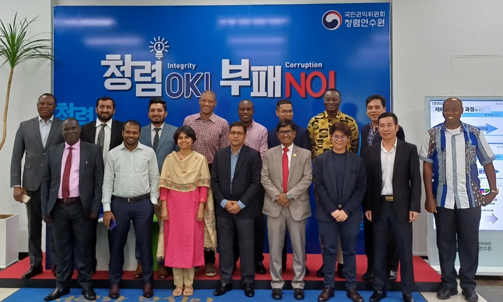 The Anti-Corruption Training Institute of the Anti-Corruption and Civil Rights Commission (ACRC) from April 15 hosts a 10-day course on boosting anti-corruption capacity. Shown are participants from last year's program in September. (ACRC) 