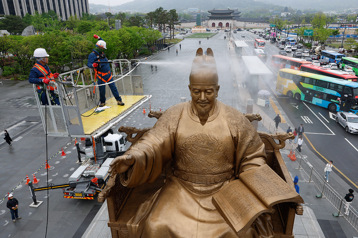 Workers of the Seoul Metropolitan Government on April 16 wash the statue of King Sejong the Great at Gwanghwamun Square in the capital's Jongno-gu District. 