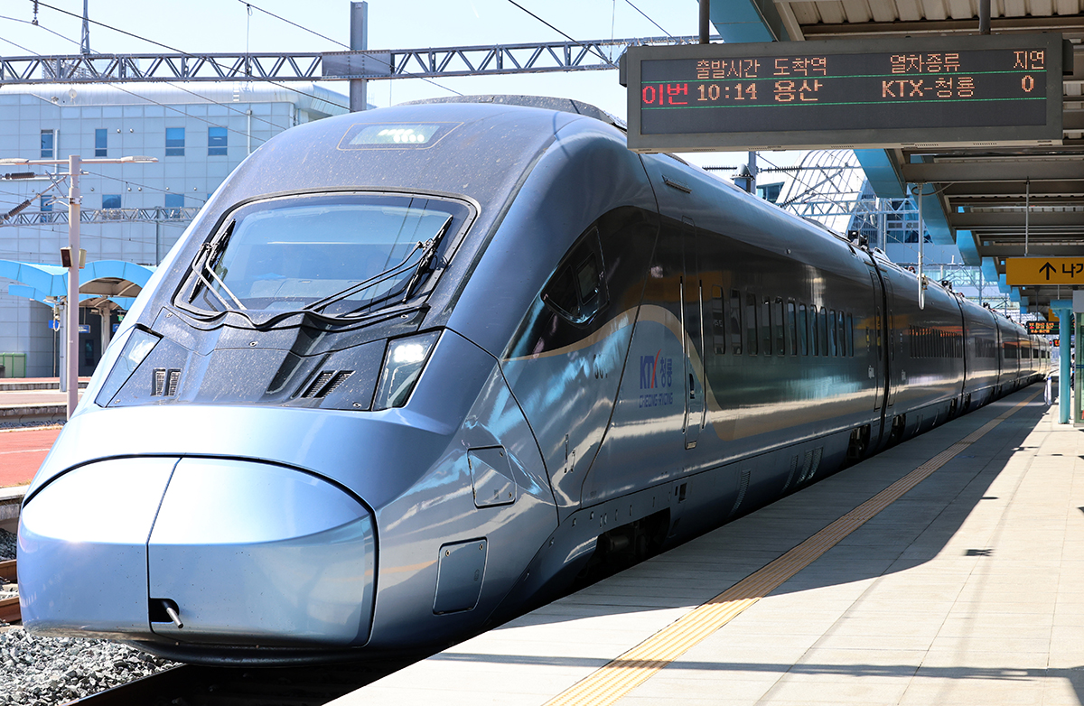 A KTX-Cheongryong test train bound for Yongsan Station in Seoul's Yongsan-gu District on April 25 waits for the departure signal at Gwangju Songjeong Station in Gwangju's Gwangsan-gu District.