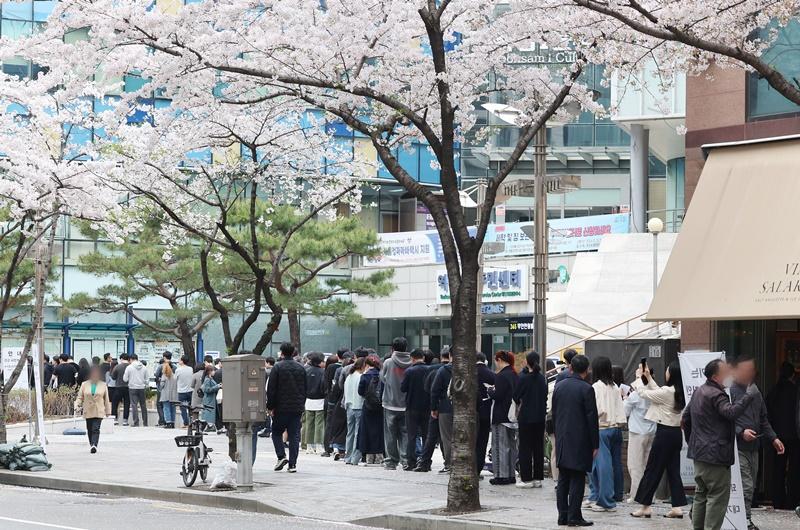 Voters on April 5 queue up to vote in the 22nd general elections at an early voting station in the Yeoksam 1-dong neighborhood of Seoul's Gangnam-gu District. (Yonhap News)