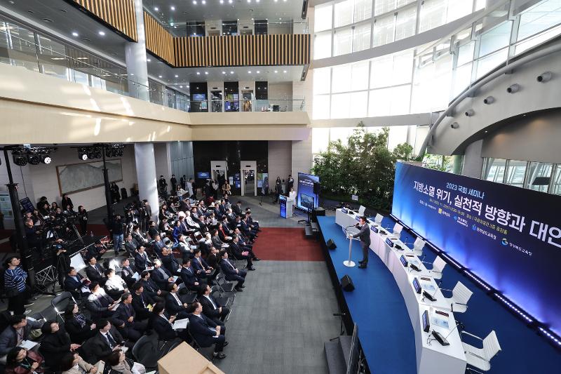 With the country's declining population and the hollowing out of the provinces due to the low birth rate and rapid aging, each local government is striving to attract foreign residents. Shown is Gyeongsangbuk-do Province Gov. Lee Cheol-woo on Nov. 22 last year speaking at a a seminar at the National Assembly on the topic 