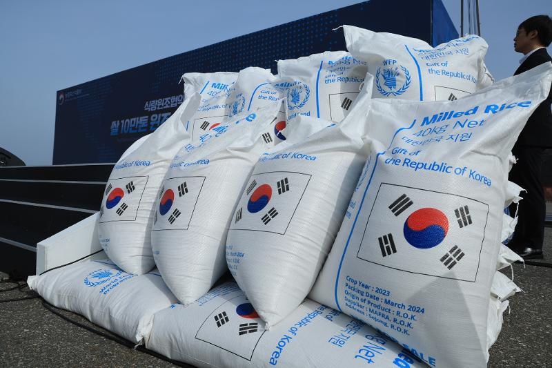 A ceremony for the shipping of 100,000 tons of rice in humanitarian assistance was held on April 17 at Port of Gunsan in Gunsan, Jeollabuk-do Province. Shown is packaged rice ready to be sent abroad. (Ministry of Agriculture, Food and Rural Affairs) 