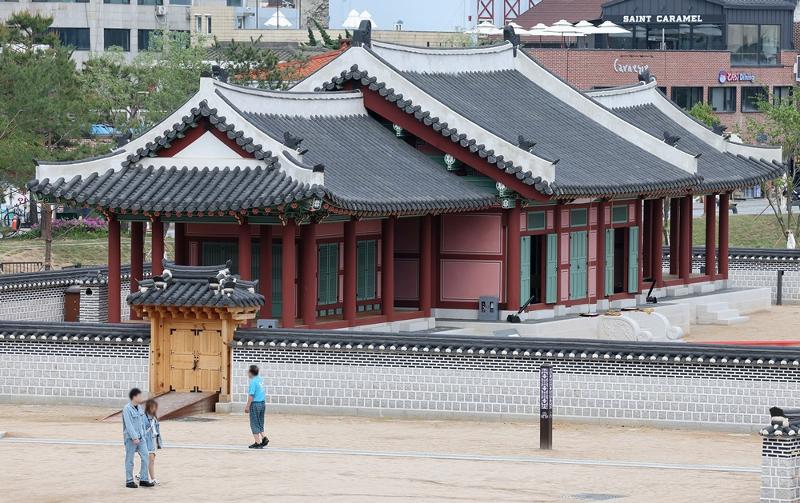 The municipal government of Suwon, Gyeonggi-do Province, on April 23 announced the completed restoration of Hwaseong Haenggung Palace 119 years after the facility was heavily damaged during Japanese annexation of the Korean Peninsula. Yonhap News 