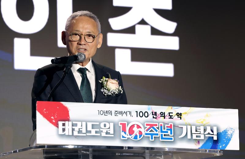 Minister of Culture, Sports and Tourism Yu In Chon on April 29 attended a ceremony at Taekwondowon's T1 Stadium in Muju-gun County, Jeollabuk-do Province, to mark the facility's 10th anniversary and encourage taekwondo practitioners. (Heo Man-jin from Ministry of Culture, Sports and Tourism)