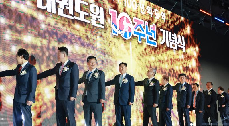 The Taekwondo Promotion Foundation on April 29 held a ceremony to celebrate the 10th anniversary of the massive taekwondo facility Taekwondowon at T1 Stadium in Muju-gun County, Jeollabuk-do Province. Attending were Minister of Culture, Sports and Tourism Yu In Chon (fifth from left), Jeollabuk-do Gov. Kim Kwan-young, Rep. Ahn Ho-young, World Taekwondo President Choue Chungwon, heads of four taekwondo organizations, instructors from abroad, Olympic medalists, elders and high-ranking masters. (Jeollabuk-do Province)