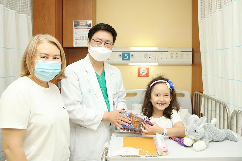 The Ministry of Health and Welfare on April 29 announced that the number of foreign patients who visited the country last year for medical tourism reached a record-high 606,000. Shown above is Dr. Song Sang-hoon, a professor of pediatric urology at Asan Medical Center in Seoul, with a Kazakh patient and her guardian. 