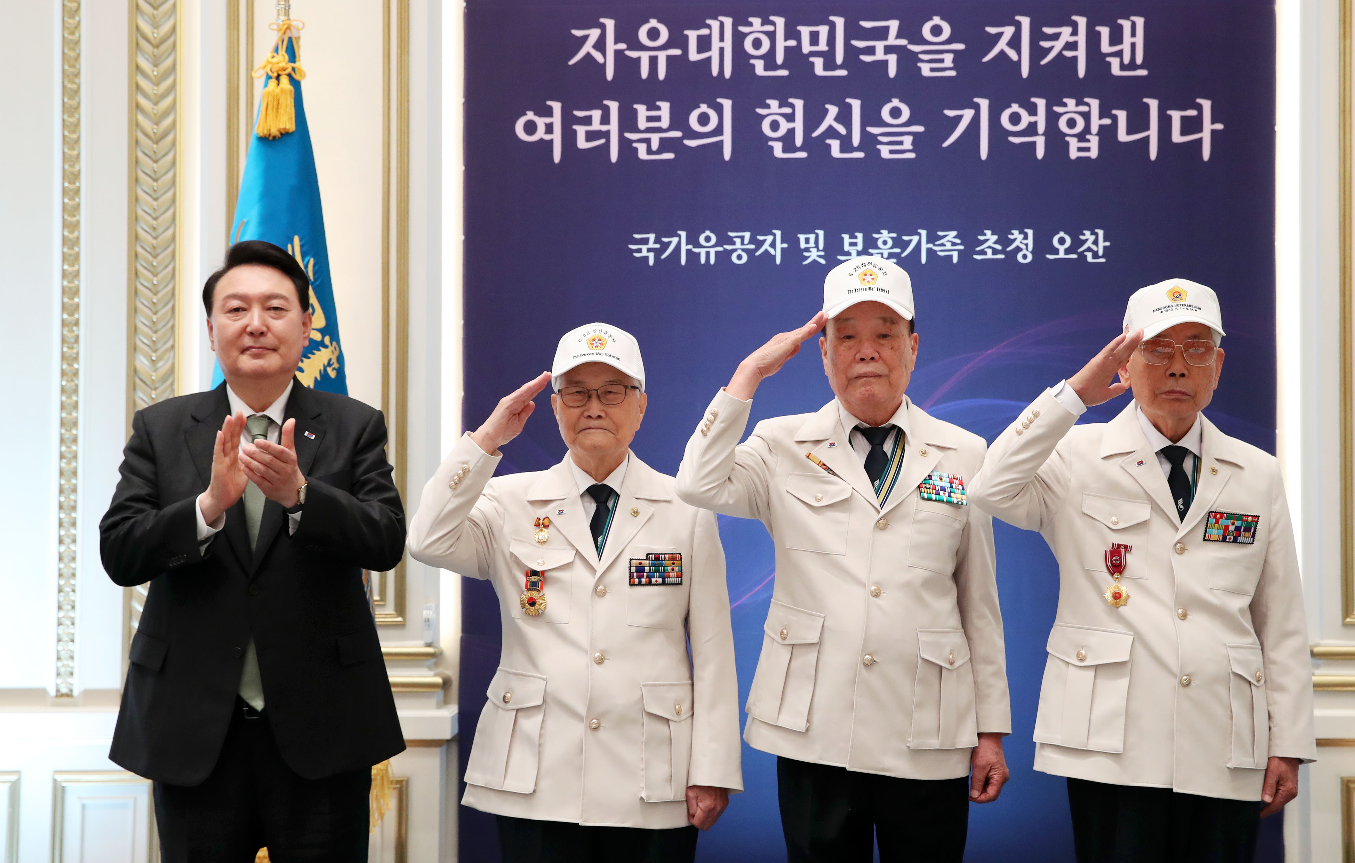  President Yoon on June 14, 2023, takes a photo with Son Hee-won (2nd from left), Kim Chang-seok and Lee Ha-young, directors of the Korean War Veterans Association whom he dressed in 
