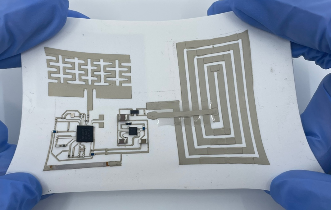 A joint research team including professors at Hanyang University in Seoul has developed the world's first elastic subtrate material that maintains wirelss signal communication even when stretched or pulled. (Jung Yei Hwan from Hanyang University)