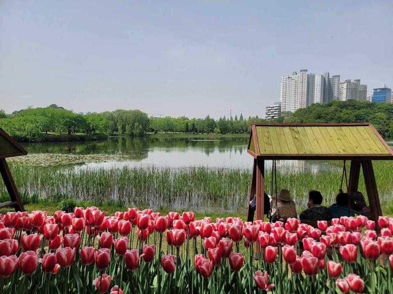 International Horticulture Goyang Korea 2024 on April 26 got off to a spectacular start at Ilsan Lake Park in Goyang, Gyeonggi-do Province. Shown are visitors watching the view in front of the lake. 