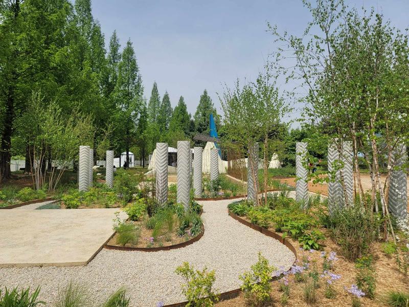 Green Oasis by British garden designer Paul Hervey-Brooke features a limited combination of sturdy materials such as rough concrete duct structures, curved steel bars and gravel paving to create a harmony with green plants and express a deep sense of stability. 