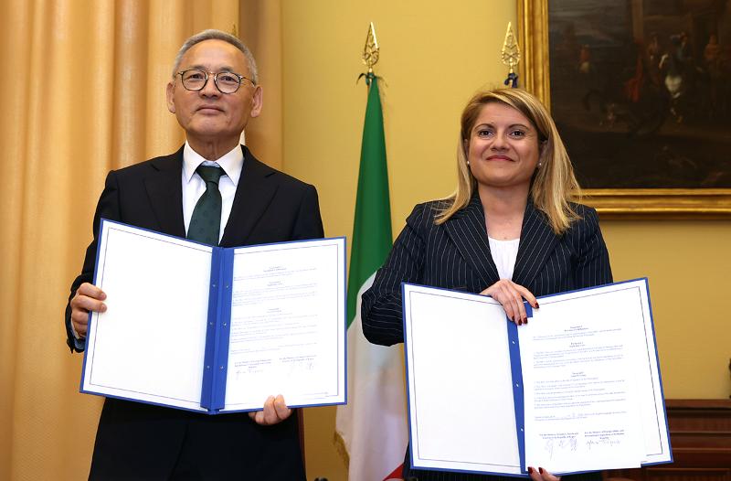 Minister of Culture, Sports and Tourism Yu In Chon on May 3 takes a photo with Italian Deputy Minister of Foreign Affairs and International Cooperation Maria Tripodi at the latter's ministry in Rome after signing a memorandum of understanding to proceed with 2024-2025 Year of Cultural Exchange between Korea and Italy. (Heo Man-jin from Ministry of Culture, Sports and Tourism) 