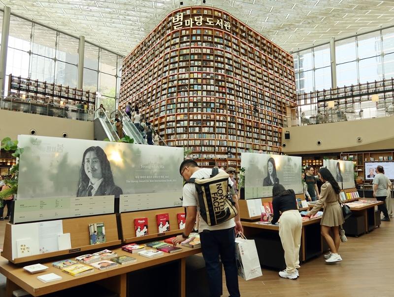 Visitors to the exhibition 