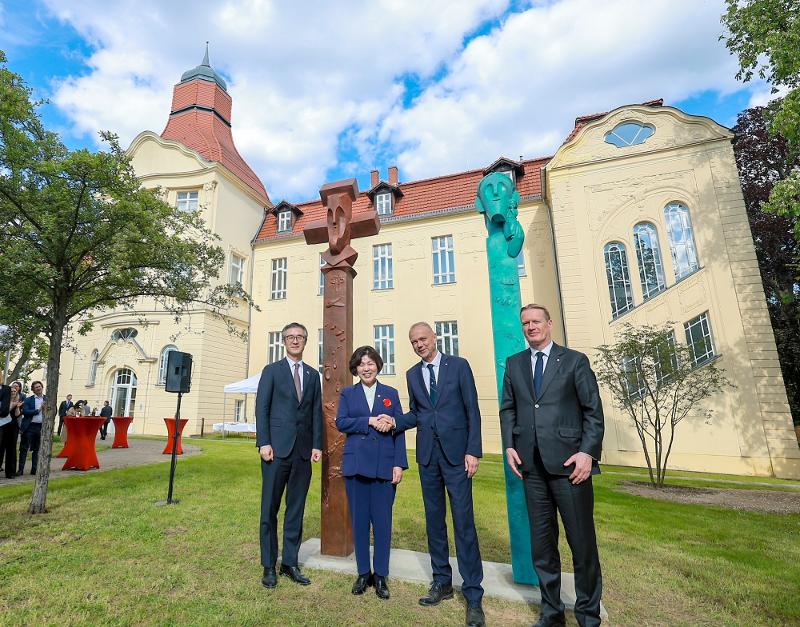 Minister of Patriots and Veterans Affairs Kang Jung-ai (second from left) on May 8 takes a photo at the unveiling ceremony for a monument to German participation in the Korean War. From left are Ambassador to Germany Lim Sang-beom, German Red Cross Vice President Volkmar Schon and German Red Cross Secretary General Christian Reuter. (Ministry of Patriots and Veterans Affairs) 