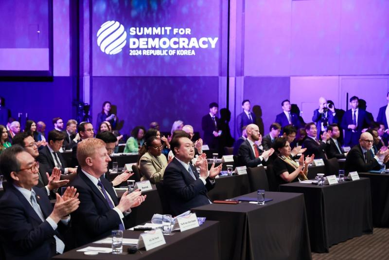 President Yoon on March 18 applauds at the opening ceremony for the ministerial meeting of the third Summit for Democracy at the hotel Shilla Seoul. Korea has promoted freedom, peace and prosperity in the international community through efforts like membership on the United Nations Security Council and support for Ukraine. 
