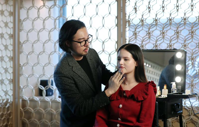 The Ministry of Culture, Sports and Tourism next month will host the 2024 Korea Beauty Festival jointly with the Visit Korea Committee and Korea Tourism Organization. Shown is a makeup artist doing a cosmetics demonstration on a model at a flagship store of domestic cosmetics giant Sulwhasoo in Seoul's Gangnam-gu District. (Korea.net DB) 