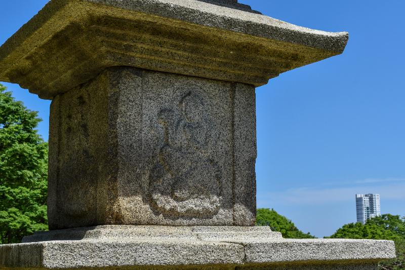 The bodhisattva statue on the west side of the first-story pagoda body holds a lotus flower in her right hand and has her left placed in front of her chest. Her bent fingers are uniquely shaped. (Choi Jin-woo) 