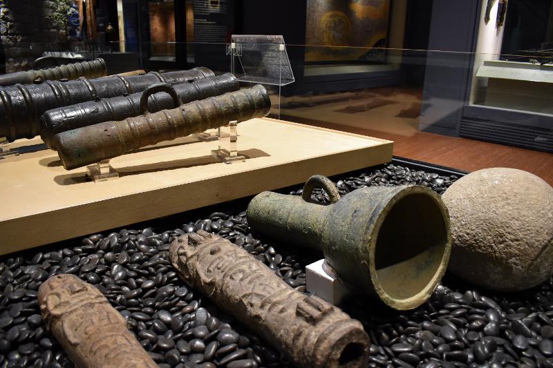 With a diameter of 27.1 cm and length of 64 cm, the mid-size cannon joongwangu (second from right), aka a medium mortar shooting thunderclap bomb shell or stone cannonball, was used during the Imjin Waeran, or Japanese invasions of the Korean Peninsula in the late 16th century. (Choi Jin-woo)