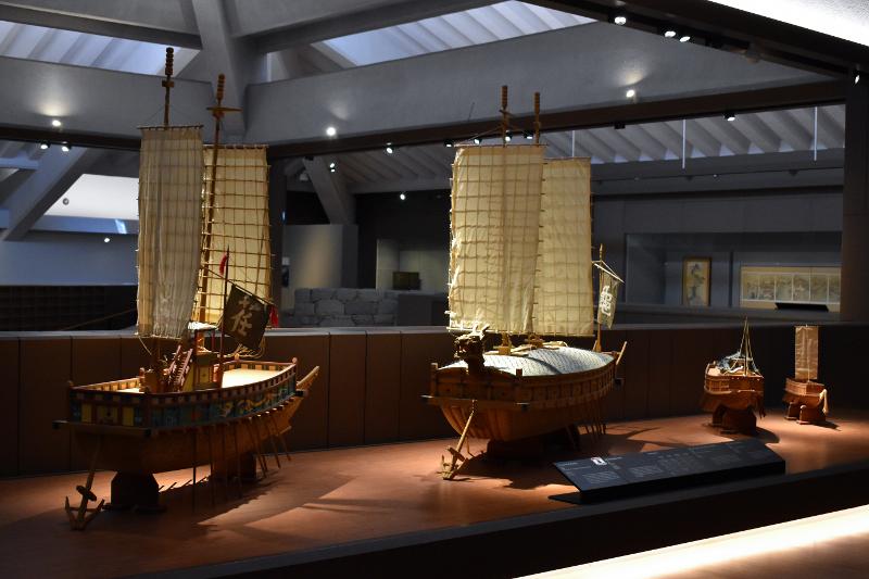 On the left is a replica of a panokseon (sailing and rowing vessel) and on the right is one of a geobukseon (turtle ship) at Imjin War Hall of Jinju National Museum. (Choi Jin-woo)