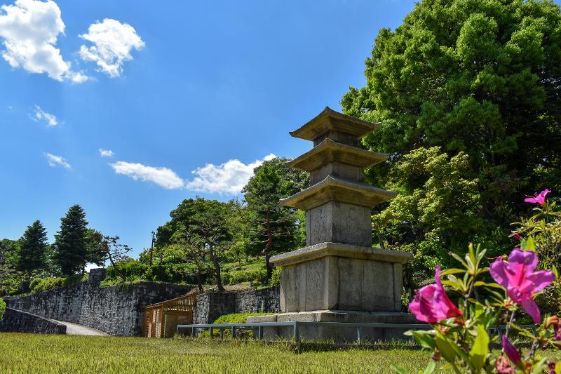 The Three-story Stone Pagoda in the village of Beomhak-ri in Sancheong-gun County, Gyeongsangnam-do Province, represents Buddhist art in the province in the outdoor exhibition area next to Jinju National Museum. (Choi Jin-woo)