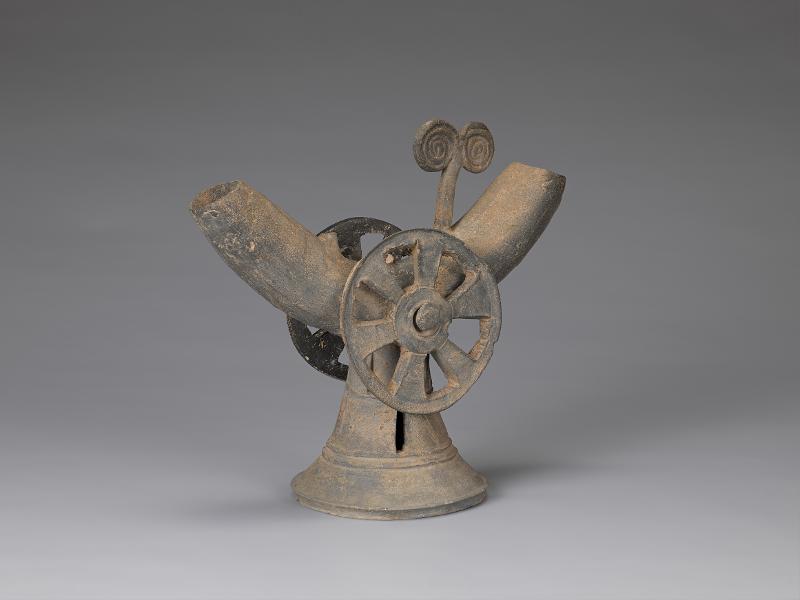 The work Pottery Vessel with Chariot Wheels is 21.6 cm tall and 23.3 cm long and whose base has a diameter of 11.5 cm. Its base is wide at the bottom and tapers upwards, with a horn-shaped vessel on top. (Jinju National Museum) 