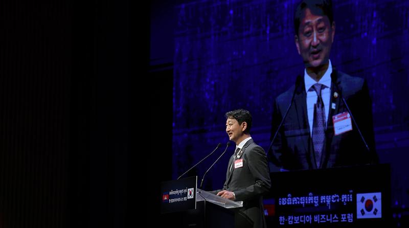 Minister of Trade, Industry and Energy Ahn Dukgeun on May 16 delivers the welcoming speech at the Korea-Cambodia Business Forum hosted by the Korea Chamber of Commerce in Seoul's Jung-gu District. (Jeon Han) 