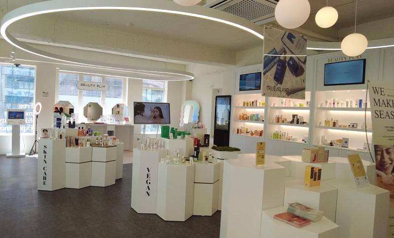 Cosmetics exports last year rose 6.4% to USD 8.5 billion, the second-highest figure in the sector's history. Seen is the cosmetics display area on the second floor of the beauty pop-up store Beauty Play around Hongik University in Seoul's Mapo-gu District. (Cao Thi Ha)