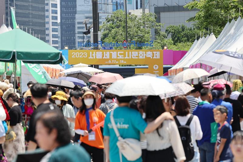 Visitors look around the venue of last year's Seoul Friendship Festival, which ran from June 17-18, 2023, at Gwanghwamun Square in the capital's Jongno-gu District. (Yonhap News)