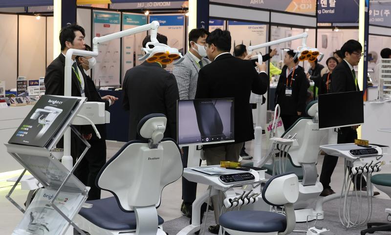 The Ministry of Food and Drug Safety on May 28 said domestic medical devices last year finished KRW 587.8 billion in the black for their fourth straight year of surplus. Shown are visitors on Dec. 17, 2023, looking around at the Korea International Dental Devices Exhibition hosted by aT Center in Seoul's Gangnam-gu District. (Yonhap News)