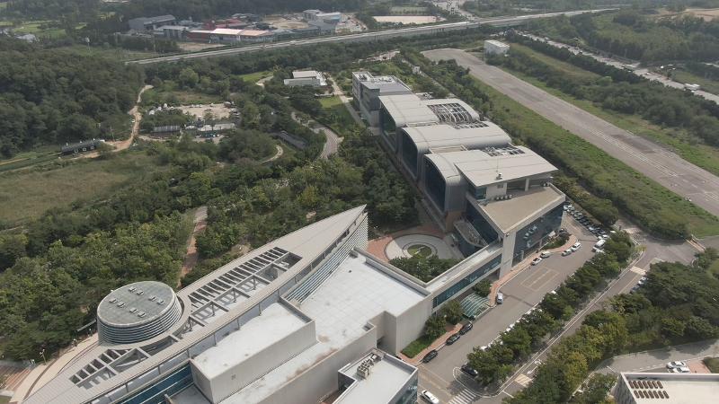 The National Institute of Biological Resources (NIBR) under the Ministry of Environment on May 29 announced a breakthrough in the cultivation of the bacteria methylotrophic bacillus, a self-generating microorganism that dissolves the greenhouse gas methane via alcohol. Shown above is the institute's headquarters as seen by a flying drone. (NIBR)