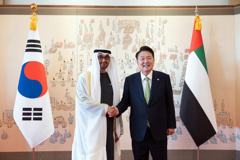 President Yoon Suk Yeol (right) on May 29 takes a photo while exchanging a handshake at his summit with Sheikh Mohamed bin Zayed Al Nahyan, leader of the United Arab Emirates, at the Office of the President in Seoul. (Yang Seung Hak from Office of the President)  