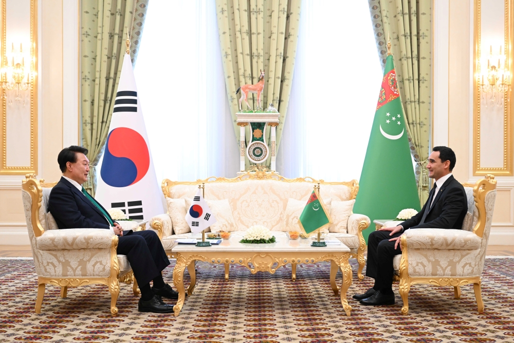 Visiting President Yoon Suk Yeol and Turkmen President Serdar Berdimuhamedow on June 10 hold a bilateral summit at the latter's presidential palace in Ashgabat, Turkmenistan. (Yonhap News)