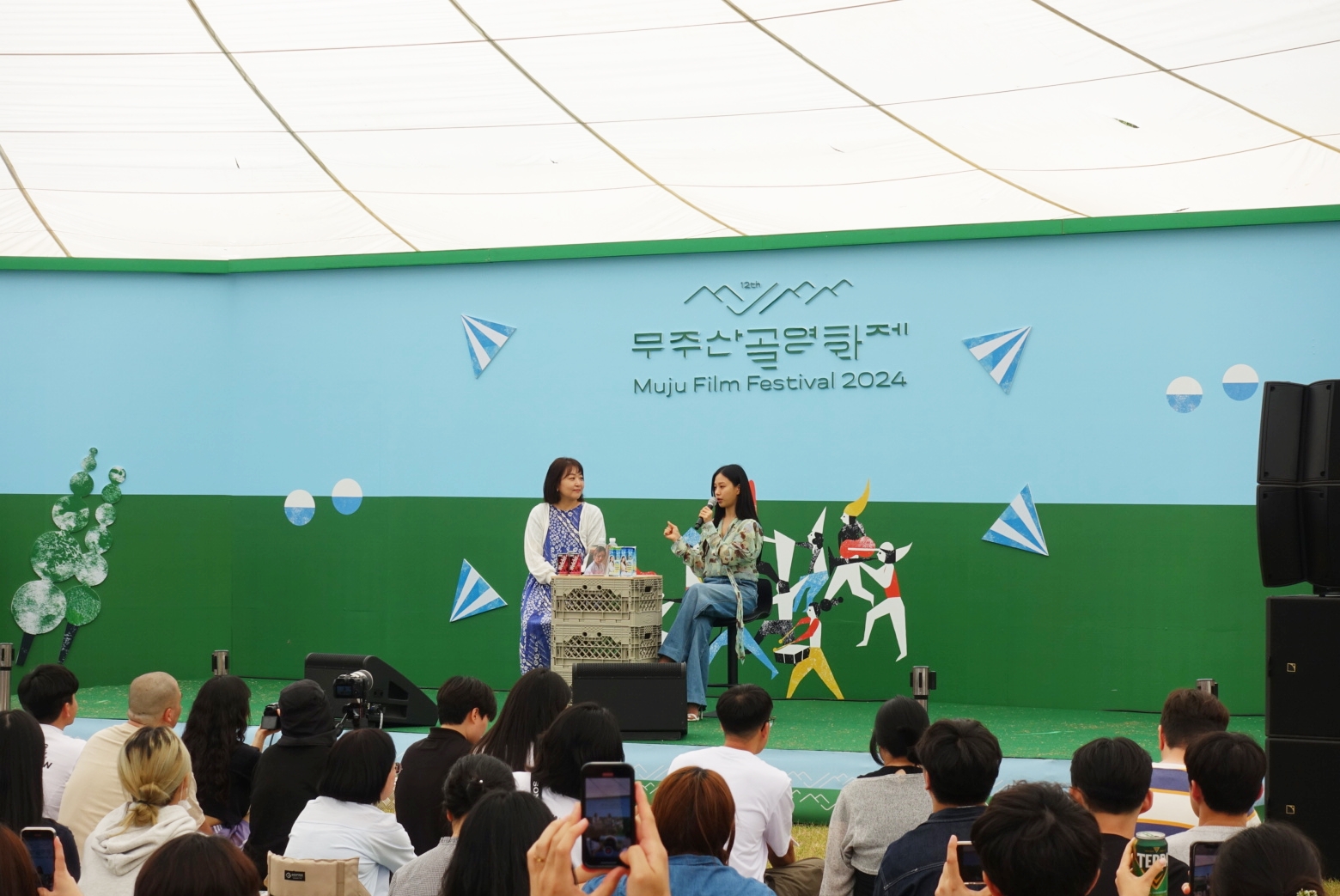 Director Baek Eun-ha (left) from the acting think tank Una Labo Actorology and actor Ko Minsi on June 5 hold a talk at the Muju Film Festival.