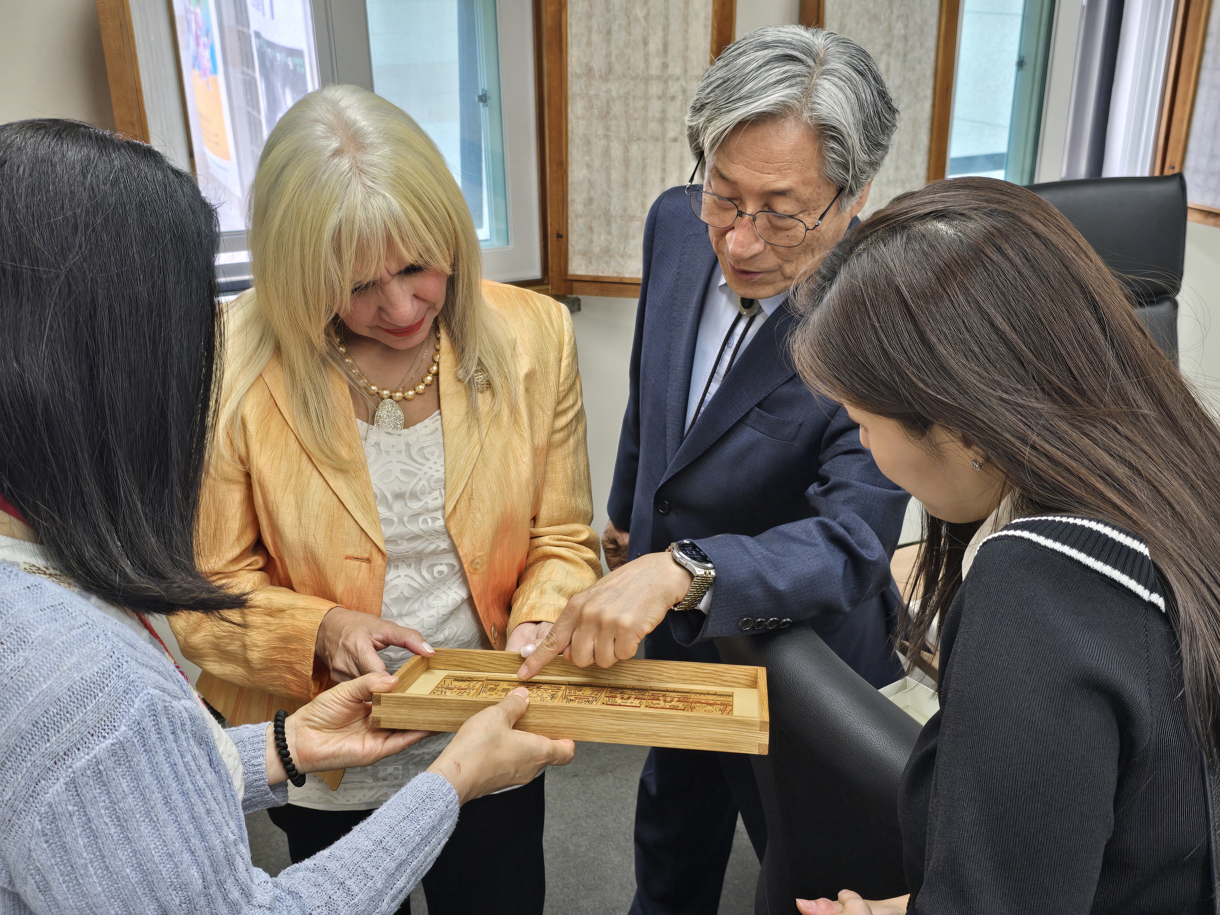 Lamiaa Zayed (second from left), chairman of the board of Cairo Opera House in Egypt, on May 28 examines traditional designs at the National Museum of Korea in Seoul's Yongsan-gu District. 
