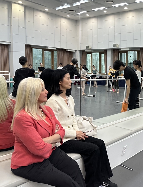 Lamiaa Zayed (left), chairman of the board of Cairo Opera House, on May 30 watches a rehearsal at the Korean National Ballet in Seoul's Seocho-gu District.
