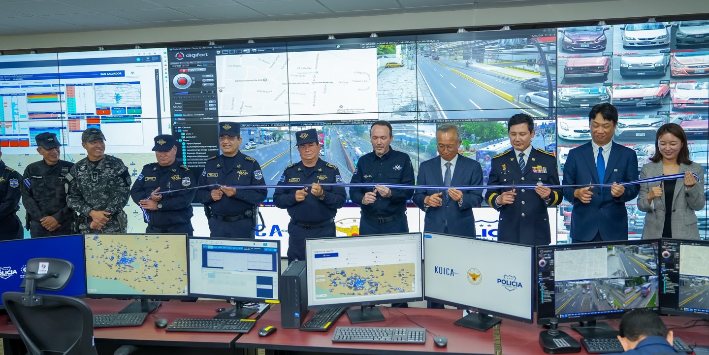 The Korea International Cooperation Agency (KOICA) on June 11 held a ceremony for the completion of the closed-circuit integrated TV surveillance control center at the National Civil Police of El Salvador's 911 Center in the country's capital of San Salvador. Shown are the participants cutting the tape at the event. (KOICA) 