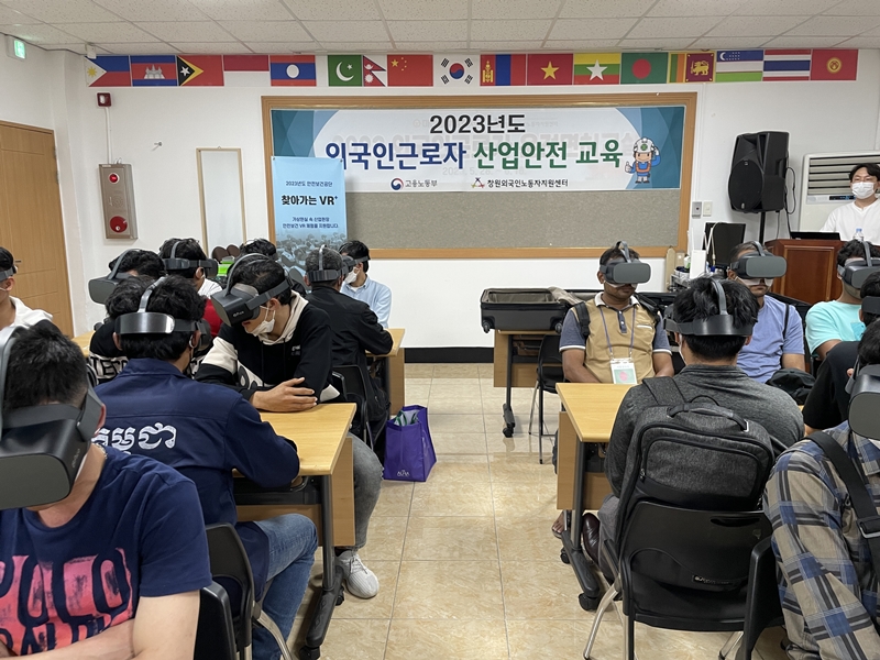 This interactive class uses virtual reality to teach foreign workers about safety and health in the workplace. (Ministry of Employment and Labor)